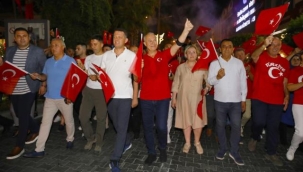 Alanya'da 30 Ağustos Zafer Bayramı fener alayıyla kutlandı