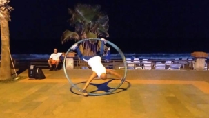 Alanya'da çember ile akrobatik hareketler yapan kişi ilgi odağı oldu