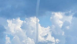 Alanya'da denizde hortum çıktı, şimşekler geceyi aydınlattı