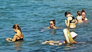 Alanya'da güneşi gören tatilciler plajlara akın etti