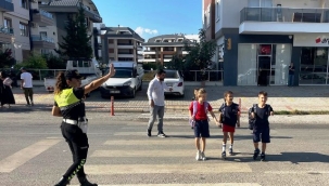 Alanya'da jandarma okul çevrelerinde trafik kontrolü yaptı