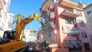 Alanya'da illegal işler için kullanılan bina yıkıldı