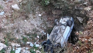 Alanya'da otomobil 4 metre yükseklikten çukura düştü