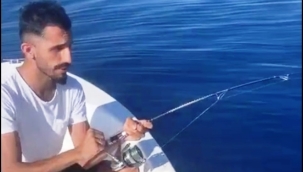 Alanya'da tekne sahibinin oltasına köpekbalığı takıldı