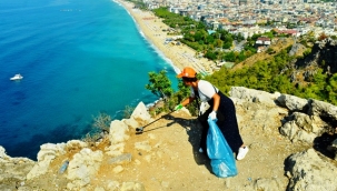 Alanya Kalesi'nde 150 kilodan fazla atık topladılar