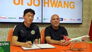 Alanyaspor'da yeni transfer Hwang için imza töreni düzenlendi