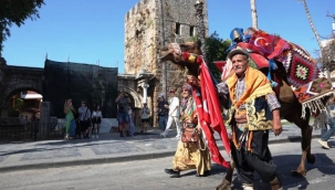 Antalya caddeleri Yörük Göçü'yle şenlendi
