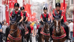 Atlı polisler yerli ve yabancı turistlerin gözdesi oldu