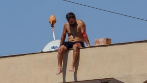  Çatıya çıkan şahıs polise ecel terleri döktürdü