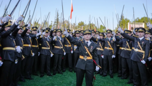 'Diploma töreninde kılıç çeken teğmenlerin komutanı olan Binbaşı M., TSK'dan istifa etti'