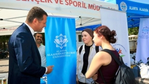 Fatih Ürkmezer otogarda üniversitelileri karşıladı