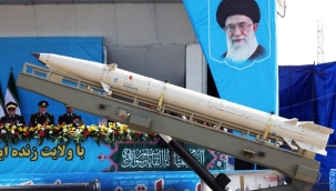 İran'dan gövde gösterisi: Yeni balistik füzesi ile kamikaze İHA ilk kez sergilendi