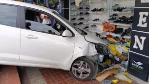 Kaldırımı aşan otomobil mağazaya daldı