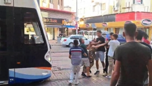 Kavgayı ayırmaya gelen esnafın peşinden bıçakla gitti