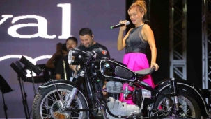Şevval Sam NG Afyon MotoFest'te motosikleti ile sahne aldı