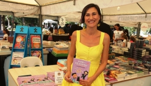'6. Alanya Kitap Fuarı'nda Burcu Haboğlu Baba, 'Annem Bir Sihirbaz'ı imzaladı