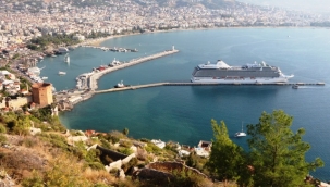 ABD'li turistler Alanya'ya denizden geldi