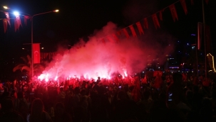 Alanya'da Cumhuriyet coşkusu fener alayı ile sokaklara taştı
