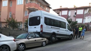 Alanya'da el freni çekilmeyen midibüs park halindeki aracın üstüne çıktı