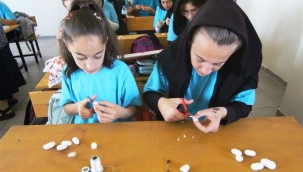 Alanya'da ipek kozasından çiçek yapımını öğrendiler 