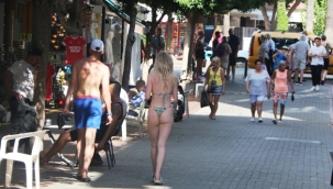 Alanya'da kadın turist bu halde çarşıda gezdi