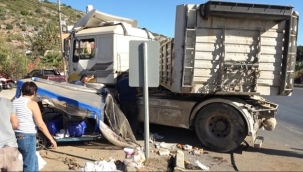 Alanya'da kontrolden çıkan TIR motosiklete çarptı: 1 yaralı