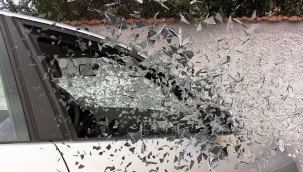 Alanya'da motosiklet otomobile çarptı: 1 yaralı 