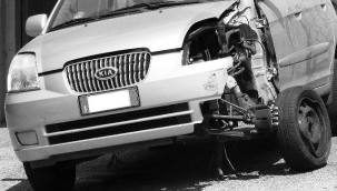 Alanya'da otomobil elektrikli motosiklete çarptı: 3 yaralı