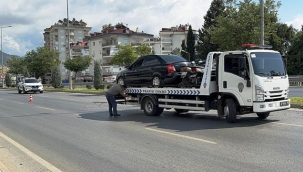 Alanya'da otomobil refüjdeki ağaca çarpıp karşı şeride geçti: 1 yaralı 