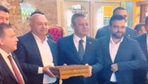 Alanya'da Özgür Özel'e Bangladeş'ten getirilen el yazması Kur'an-ı Kerim hediye edildi