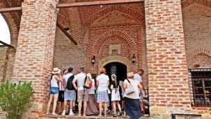 Alanya'da turistler camilere yoğun ilgi gösteriyor
