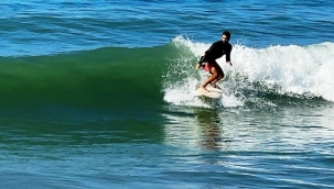 Alanya'da yağışın ardından sörf tutkunları denize koştu