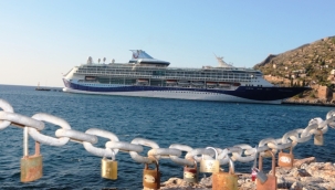 Alanya'ya yılın son kruvaziyer gemisi demirledi