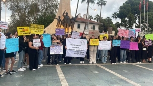 ALKÜ'lü öğrenciler Alanya'da kadın cinayetlerini protesto etti