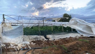 Antalya'da çıkan hortum ev ve seralara zarar verdi
