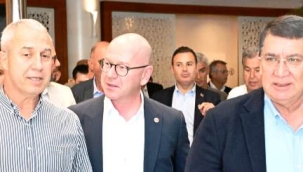 Başkan Özçelik esnafla görüş alışverişinde bulundu