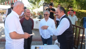 Emekli Emniyet Müdürü Arslan kitap fuarında okuduğu anılar ile güldürdü