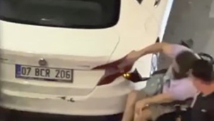 Engelli adam karşıya geçemeyince otomobile saldırdı