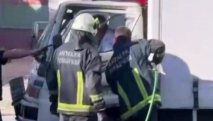 Kaza yapan sürücüyü itfaiye kurtardı