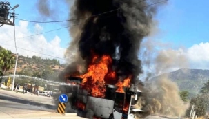 Tur midibüsü alev alev yanıp küle döndü