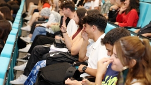 Ünlü oyuncular ALKÜ'lüleri kahkahaya boğdu