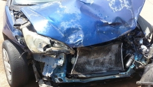 Alanya'da 2 otomobilin çarpıştığı kazada araçtraki yolcu yaralandı