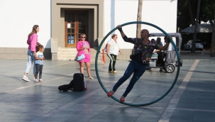 Alanya'da çemberi ile dönen kişi ilgi odağı oldu