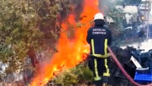 Alanya'da elektrik direğine çarpan sürücü yangın çıkardı