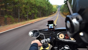 Alanya'da otomobile çarpan motosikletli ölümle mücadele ediyor