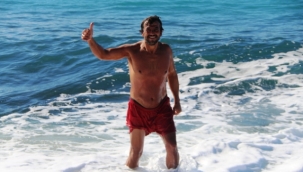 Alanya'da yaylalara kar yağarken sahilde denize keyfi yaptı