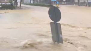 Alanya'da yollar ve iş yerleri su altında kaldı