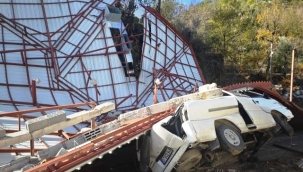 Alanya'yı fırtına vurdu! Çatılar uçtu, tarım alanları zarar gördü