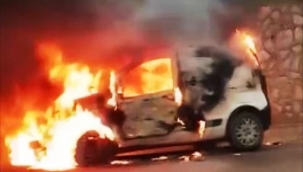 Antalya-Alanya yolunda kuruyemiş yüklü araç alev alev yandı 