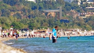 Antalya'da deniz suyu sıcaklığı hava sıcaklığını yakaladı